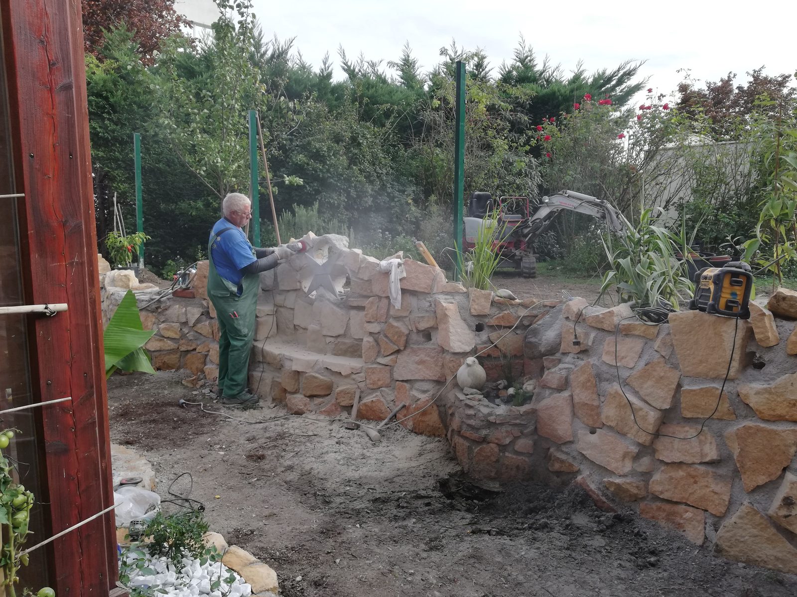 Bau der Natursteinmauer von Hand