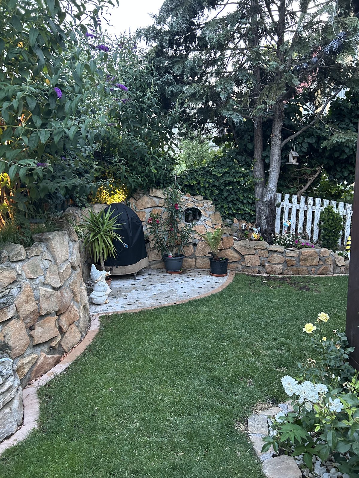 Kleiner Garten mit Sitzecke und Beeten